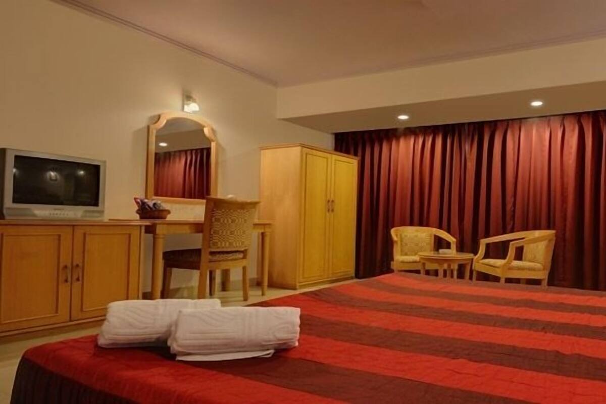 Minibar, in-room safe, desk, iron/ironing board (on request)