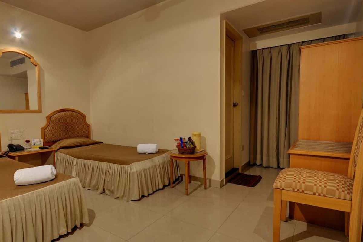 Minibar, in-room safe, desk, iron/ironing board (on request)
