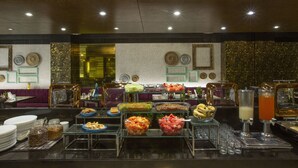Un bufé con diferentes opciones de comida y una estación de bebidas.