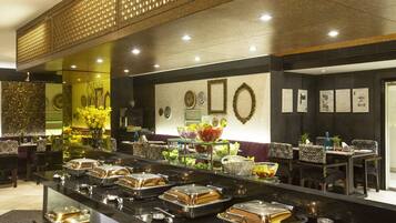 Desayuno buffet diario (INR 375 por persona)