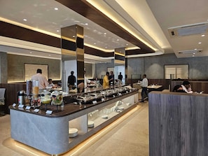 Breakfast, lunch and dinner served - Hotel Mount Manor (Chennai)