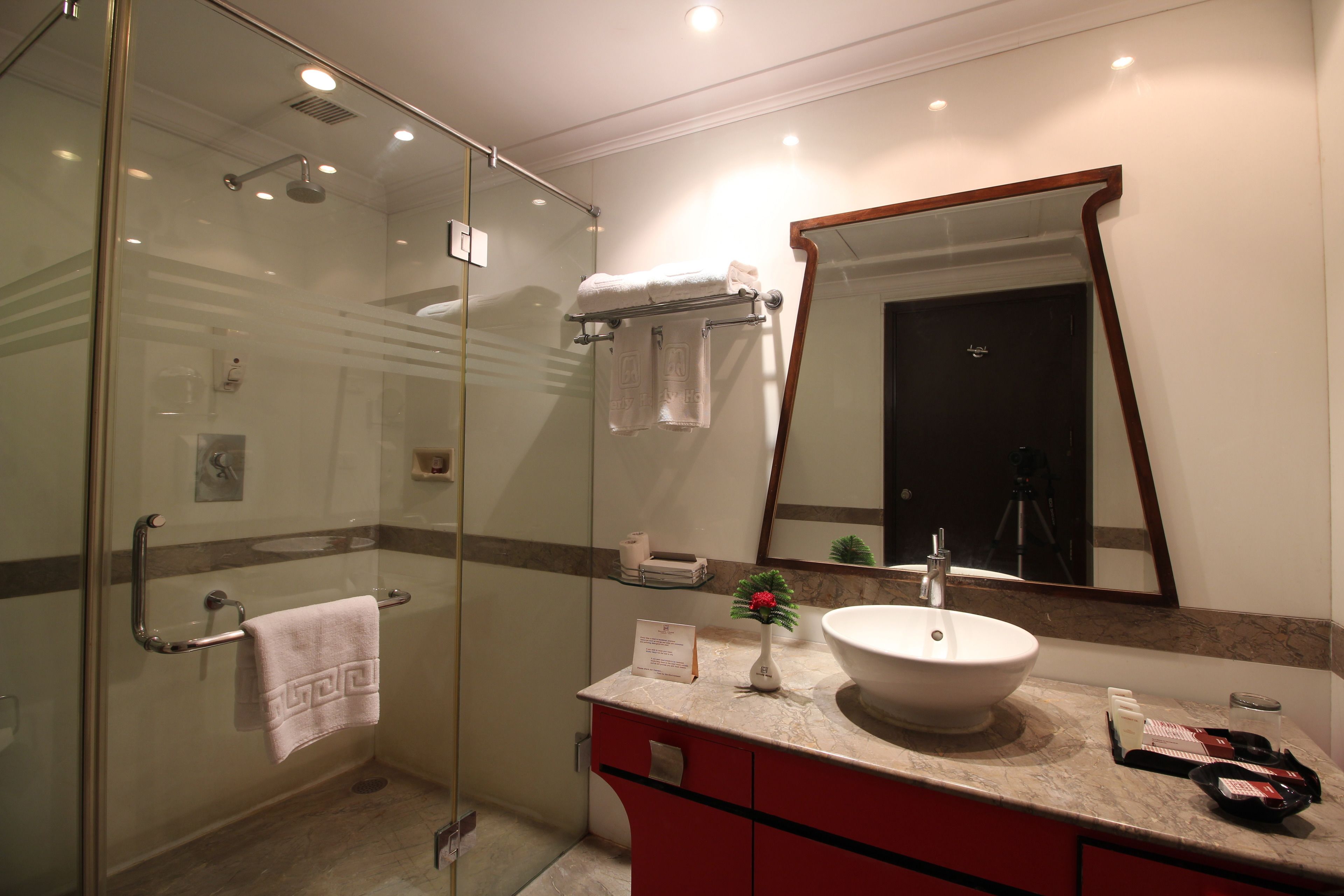 suite | bathroom | combined shower/bathtub, deep-soaking bathtub, free toiletries