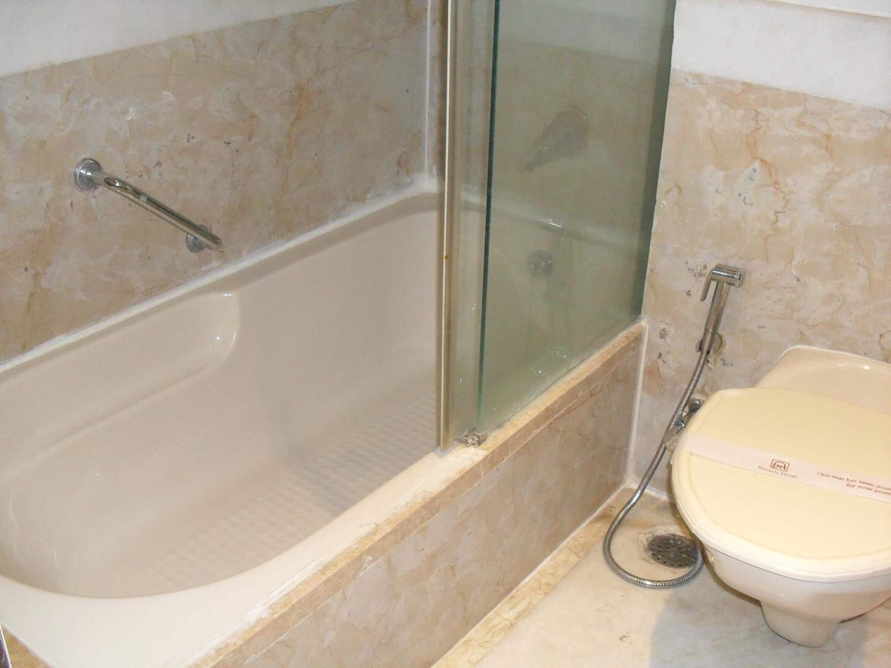 combined shower/bathtub, deep-soaking bathtub, free toiletries