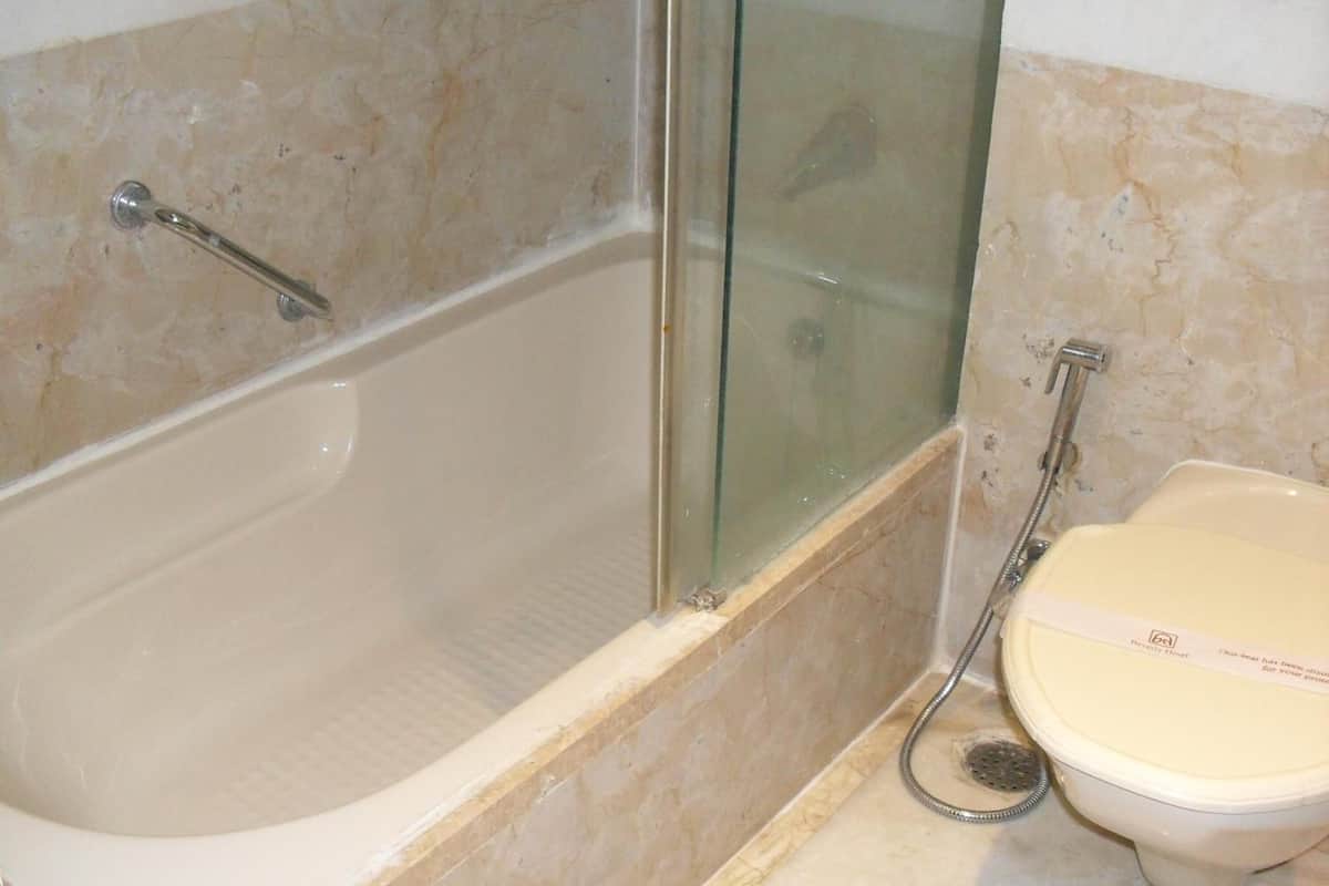 combined shower/bathtub, deep-soaking bathtub, free toiletries