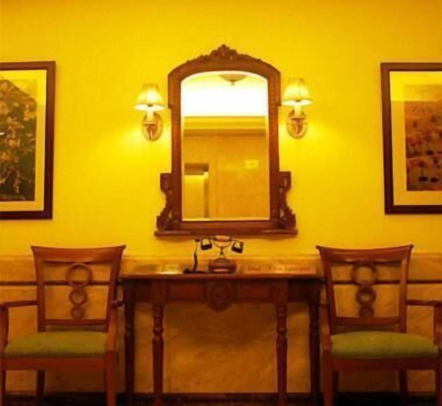 combined shower/bathtub, deep-soaking bathtub, free toiletries