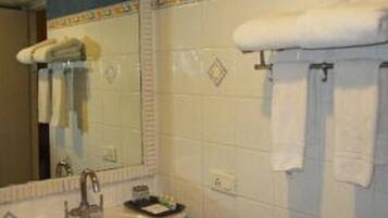 Douche, articles de toilette gratuits, sĂšche-cheveux, peignoirs