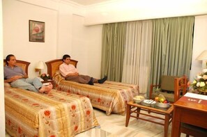 Minibar, rollaway beds - The Chariot (Chennai)