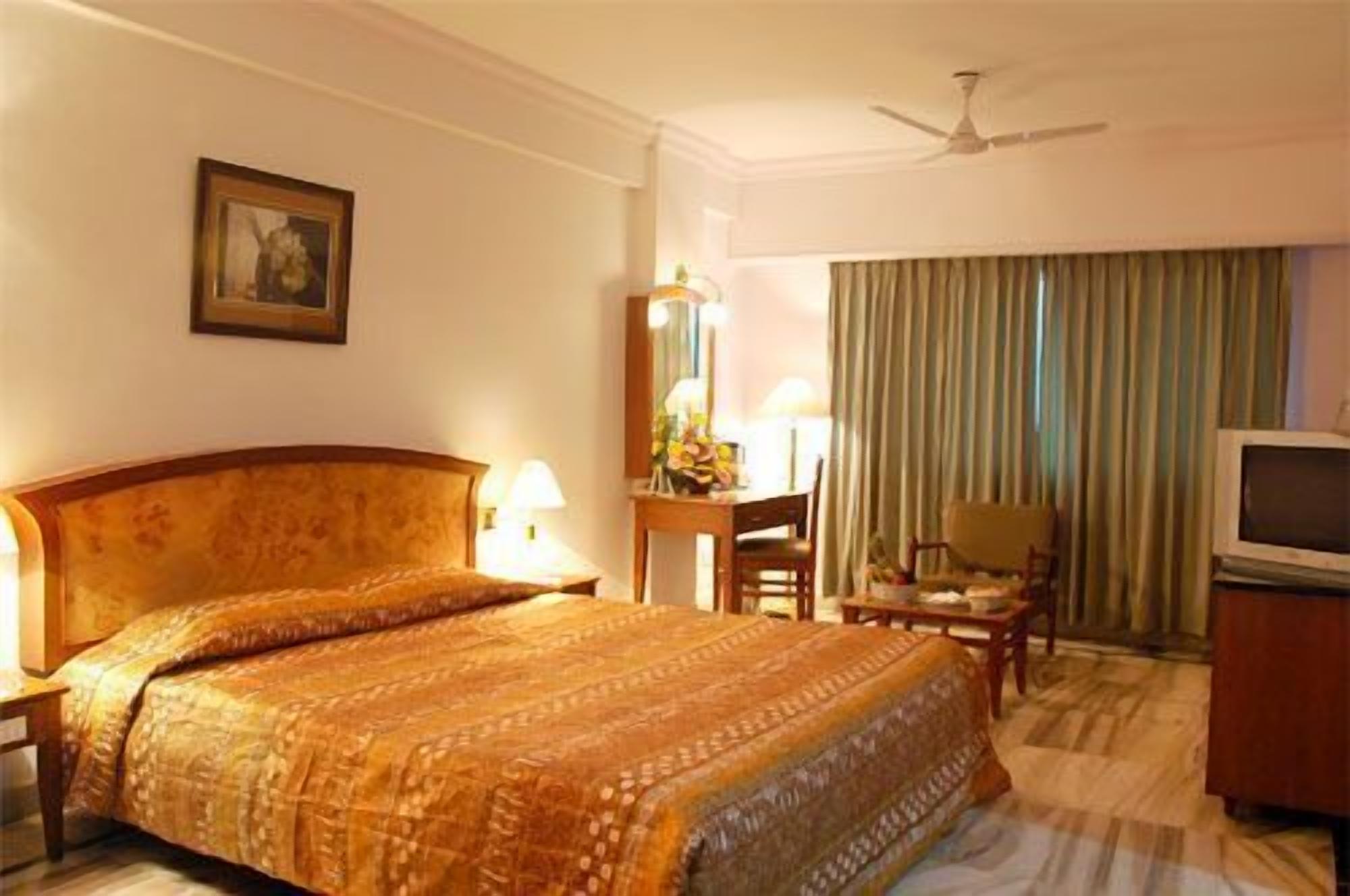 Executive Single Room, 1 King Bed | Minibar, rollaway beds