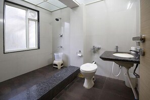 淋浴设施、免费洗浴用品、吹风机、拖鞋