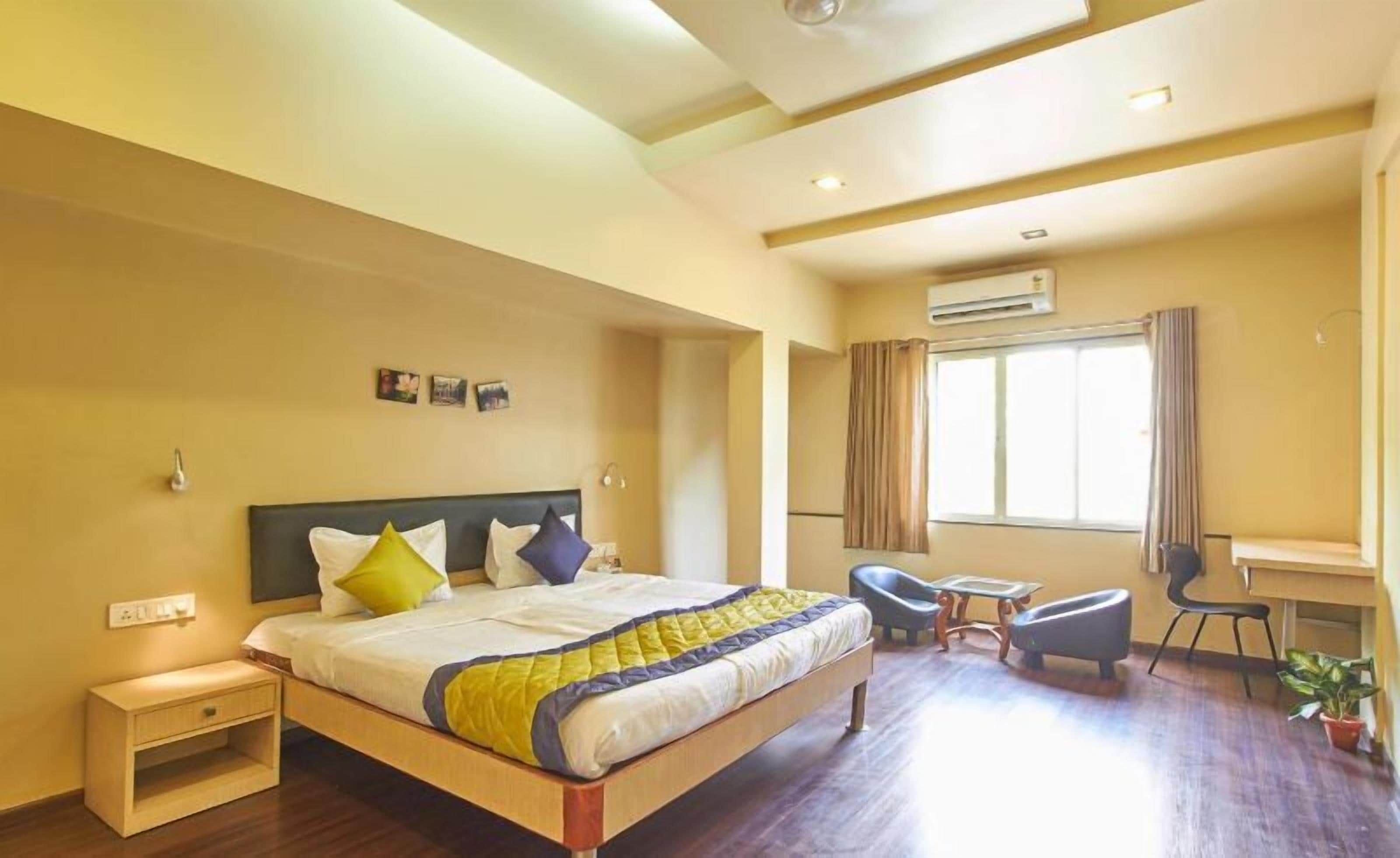 Colchones con pillow-top y caja de seguridad en la habitación 