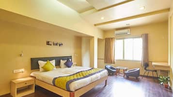 Colchones con pillow-top y caja de seguridad en la habitación