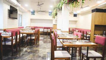 Serviço de almoço e jantar, vistas para o jardim