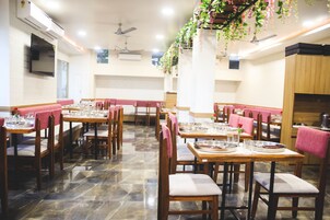 Se sirven almuerzos y cenas, con vista al jardín 