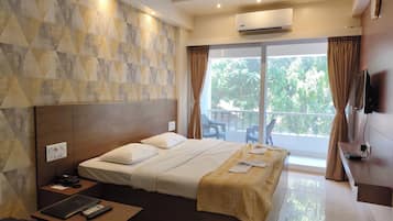 Gallery Room, 1 Double Bed, Air conditioning | In-room safe, desk, laptop workspace, soundproofing