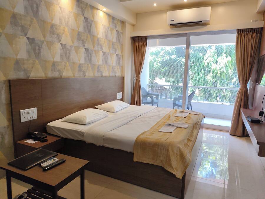 Gallery Room, 1 Double Bed, Air conditioning | In-room safe, desk, laptop workspace, soundproofing