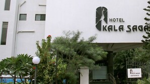 The entrance to Hotel Kala Sagar with a sign indicating the entrance. - Hotel Kala Sagar (Pune)