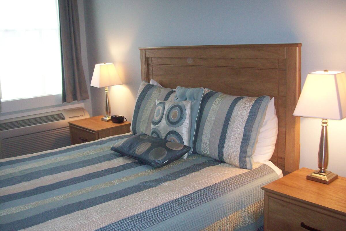 junior suite, 1 queen bed, non smoking | free wifi, bed sheets