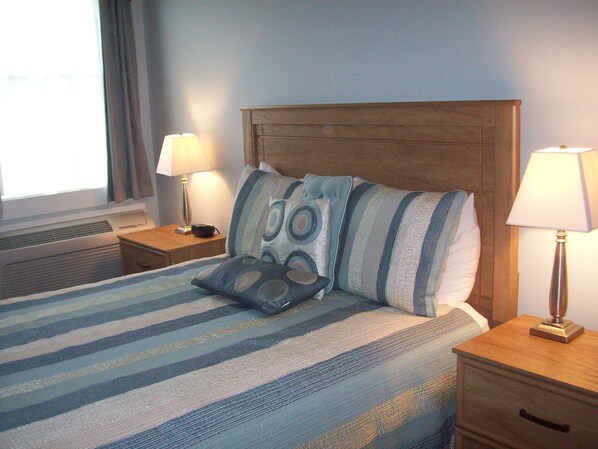 Junior Suite, 1 Queen Bed, Non Smoking | 1 bedroom, free WiFi, bed sheets - Colonel's Suites (Northeast Harbor)