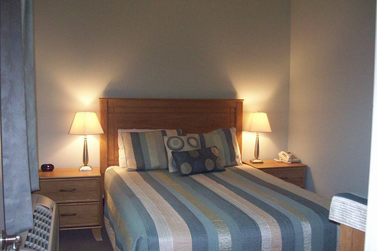 suite, 1 queen bed with sofa bed, non smoking | free wifi, bed sheets