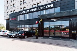 A modern building with a sign reading "CENTRUM KONFERENCYJNE" and a "HOTEL Silesian" sign. - Quality Silesian Hotel (Katowice)