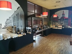 Daily buffet breakfast (PLN 55 per person)