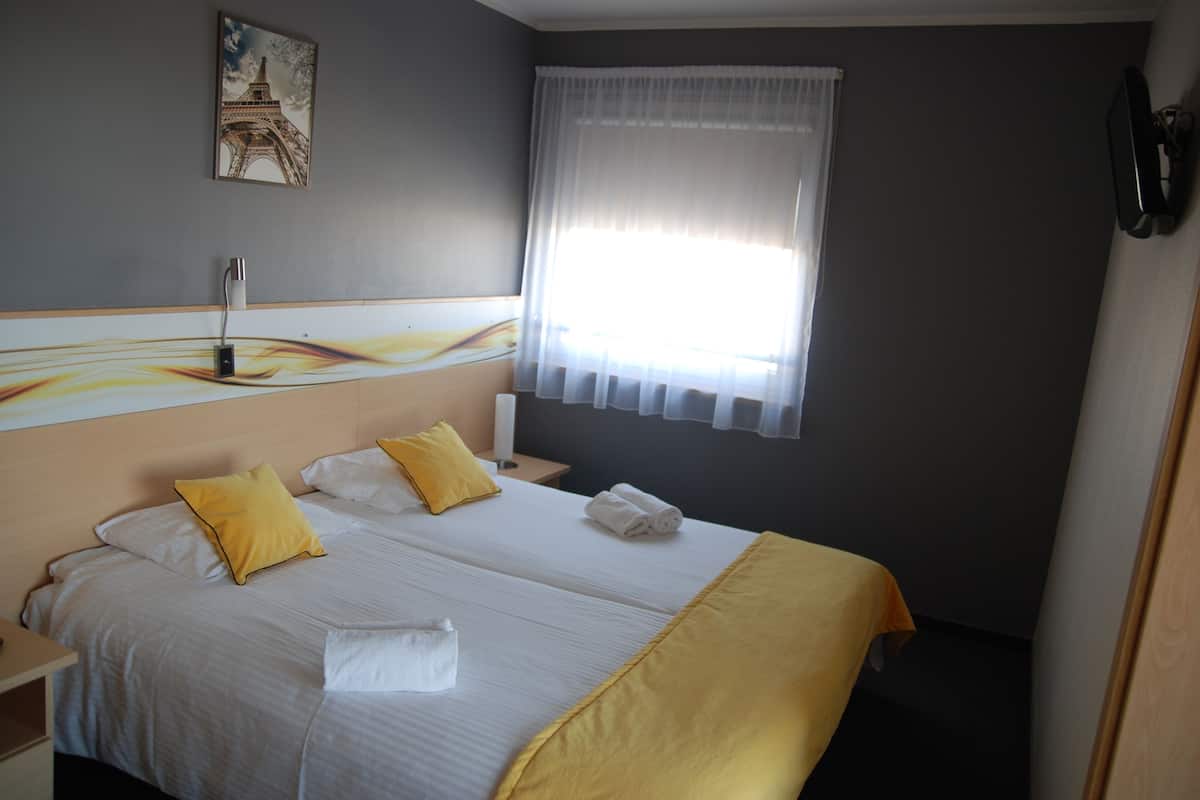Ropa de cama de alta calidad, escritorio y cortinas blackout