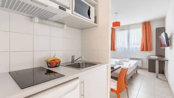 Studio (Twin) | Dapur pribadi | Lemari es, microwave, kompor, dan kursi makan untuk bayi