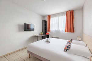 Escritorio, tabla de planchar con plancha, wifi gratis y ropa de cama 