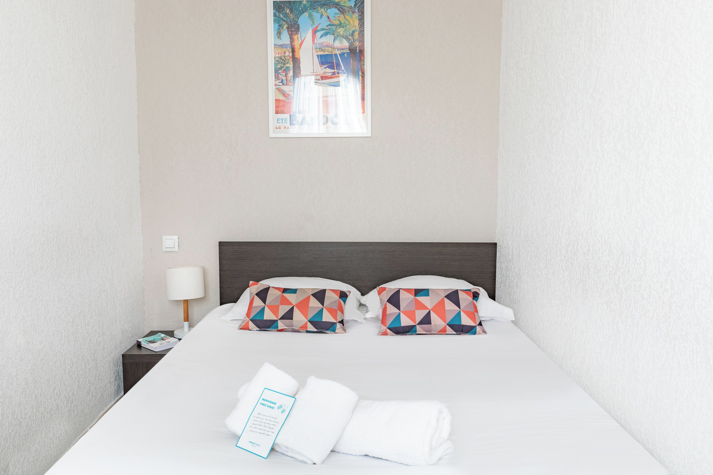 Escritorio, tabla de planchar con plancha, wifi gratis y ropa de cama