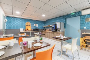 Tägliches Frühstücksbuffet (9.9 EUR pro Person)