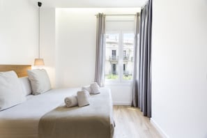 Ylelliset vuodevaatteet, tallelokero huoneessa, pimennysverhot