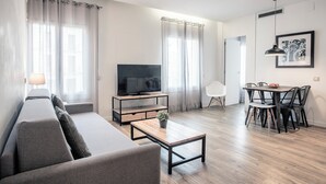 Family Apartment | 거실 공간 | 위성 채널 시청이 가능한 32인치 LCD TV, TV