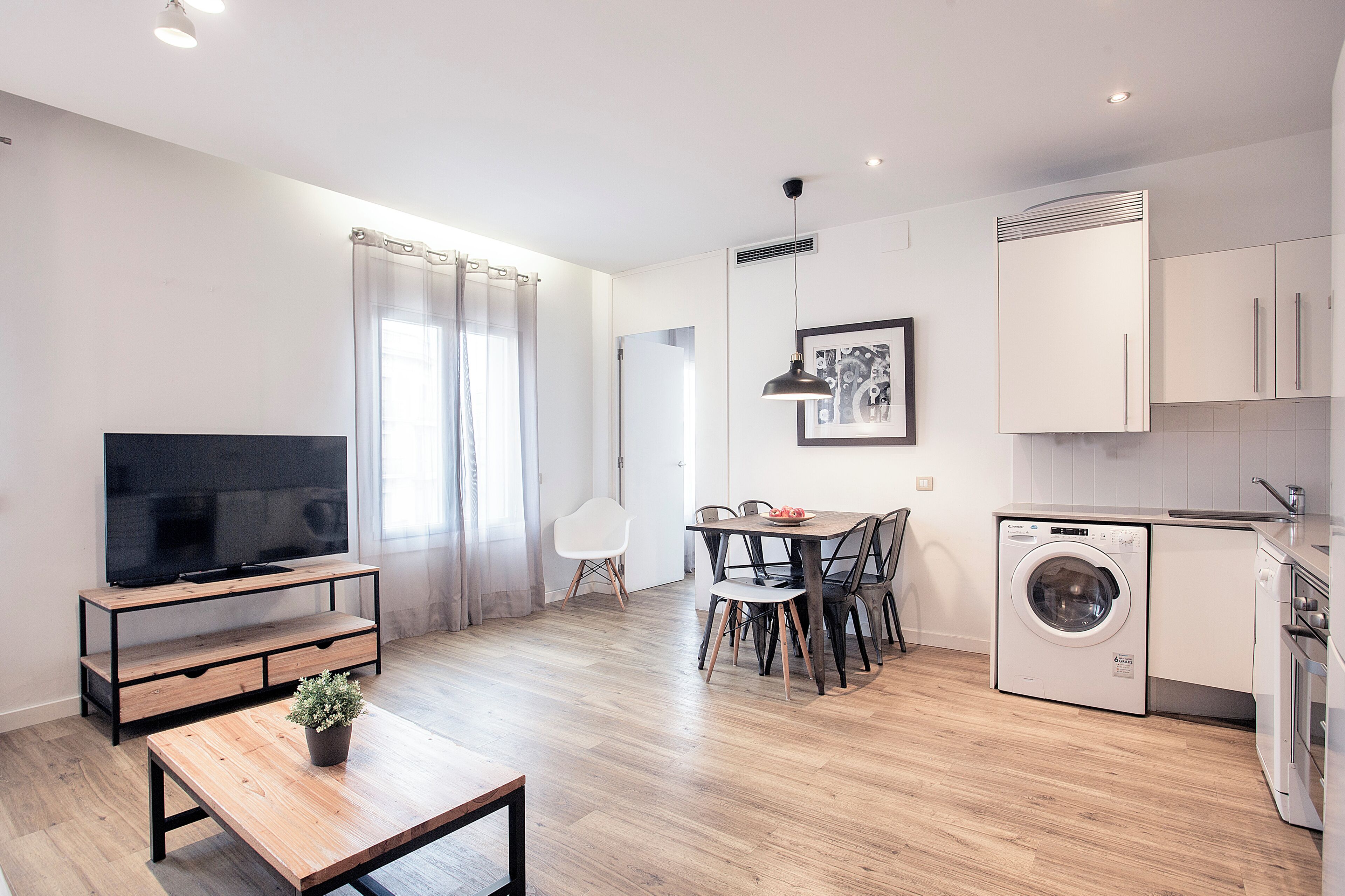 Family Apartment | Woonkamer | Een 32-inch lcd-televisie met satellietzenders en een televisie