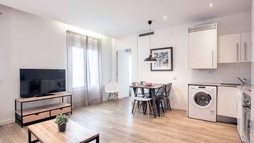 Family Apartment | Woonkamer | Een 32-inch lcd-televisie met satellietzenders en een televisie