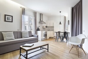 Family Apartment | 専用キッチン | 大型冷蔵庫、電子レンジ、オーブン、コンロ