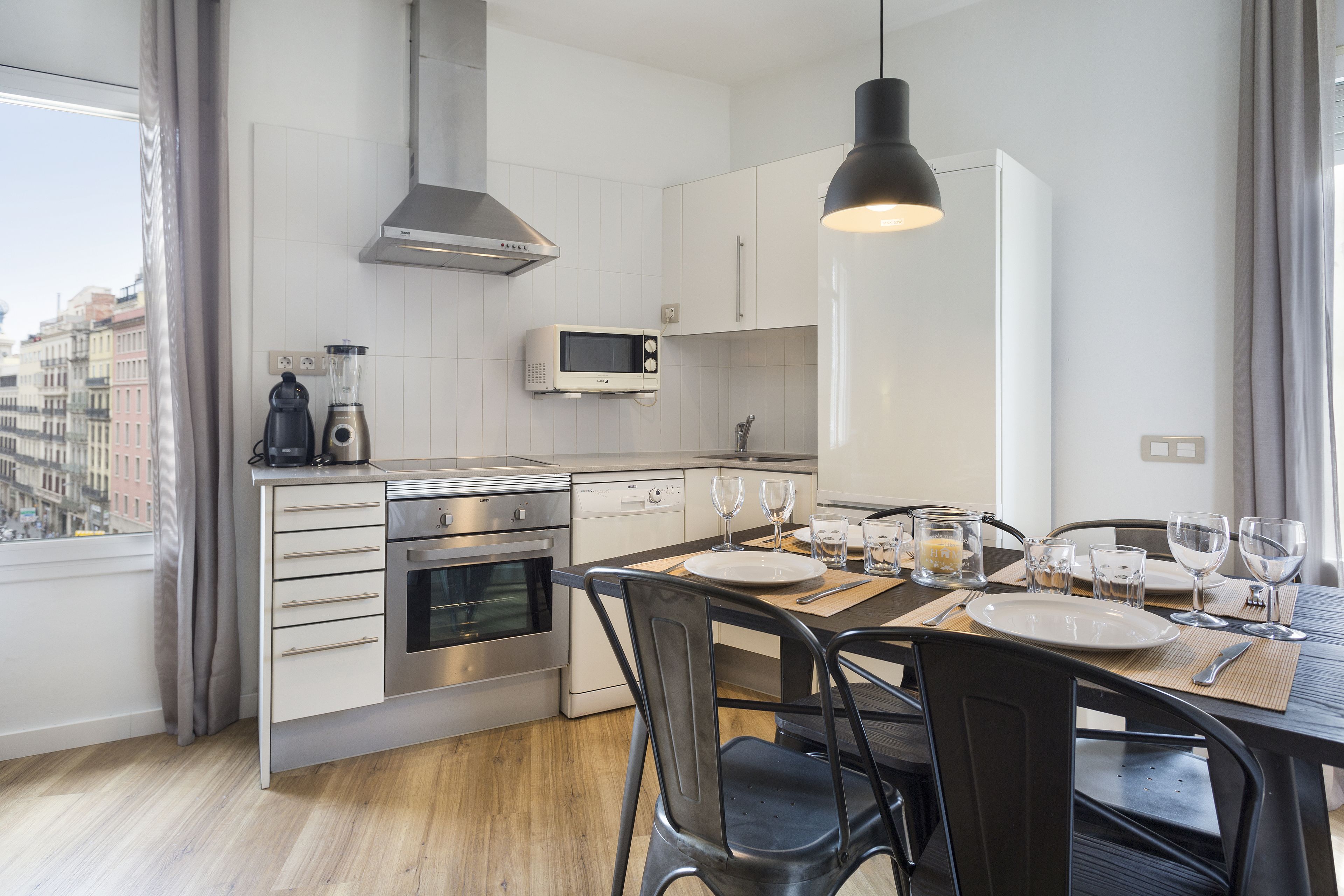 Full-sized fridge, microwave, oven, stovetop