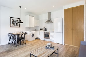 Full-sized fridge, microwave, oven, stovetop - Amister Apartments (Barcelona)