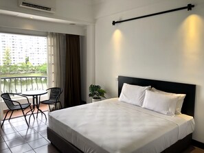 Habitación superior | Ropa de cama de alta calidad y minibar 