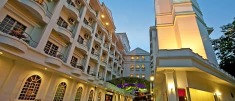 Voorkant accommodatie - avond/nacht