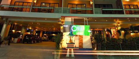 Fassade der Unterkunft – Abend/Nacht