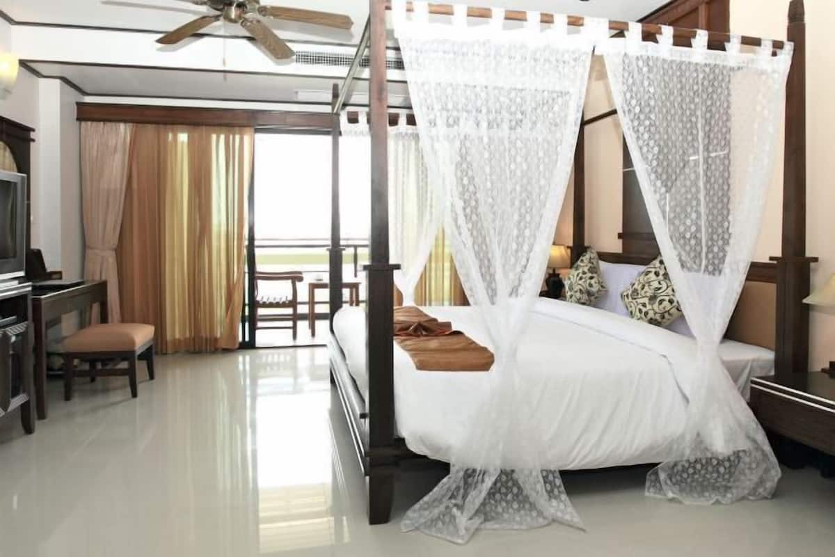 1 kamar tidur, minibar, brankas, dan meja kerja
