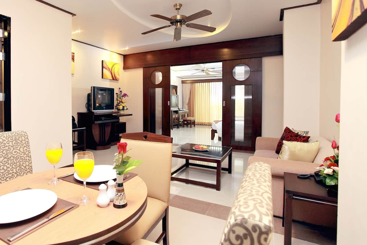 1 kamar tidur, minibar, brankas, dan meja kerja