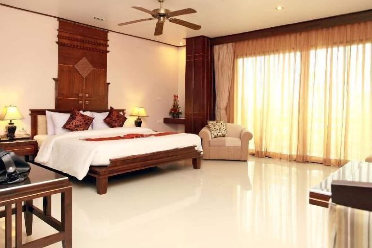 1 kamar tidur, minibar, brankas, dan meja kerja