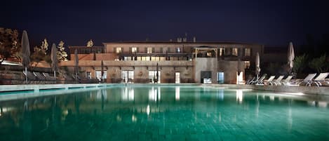 Una piscina cubierta, una piscina al aire libre de temporada