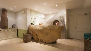 Combined shower/bathtub, free toiletries, hair dryer, towels