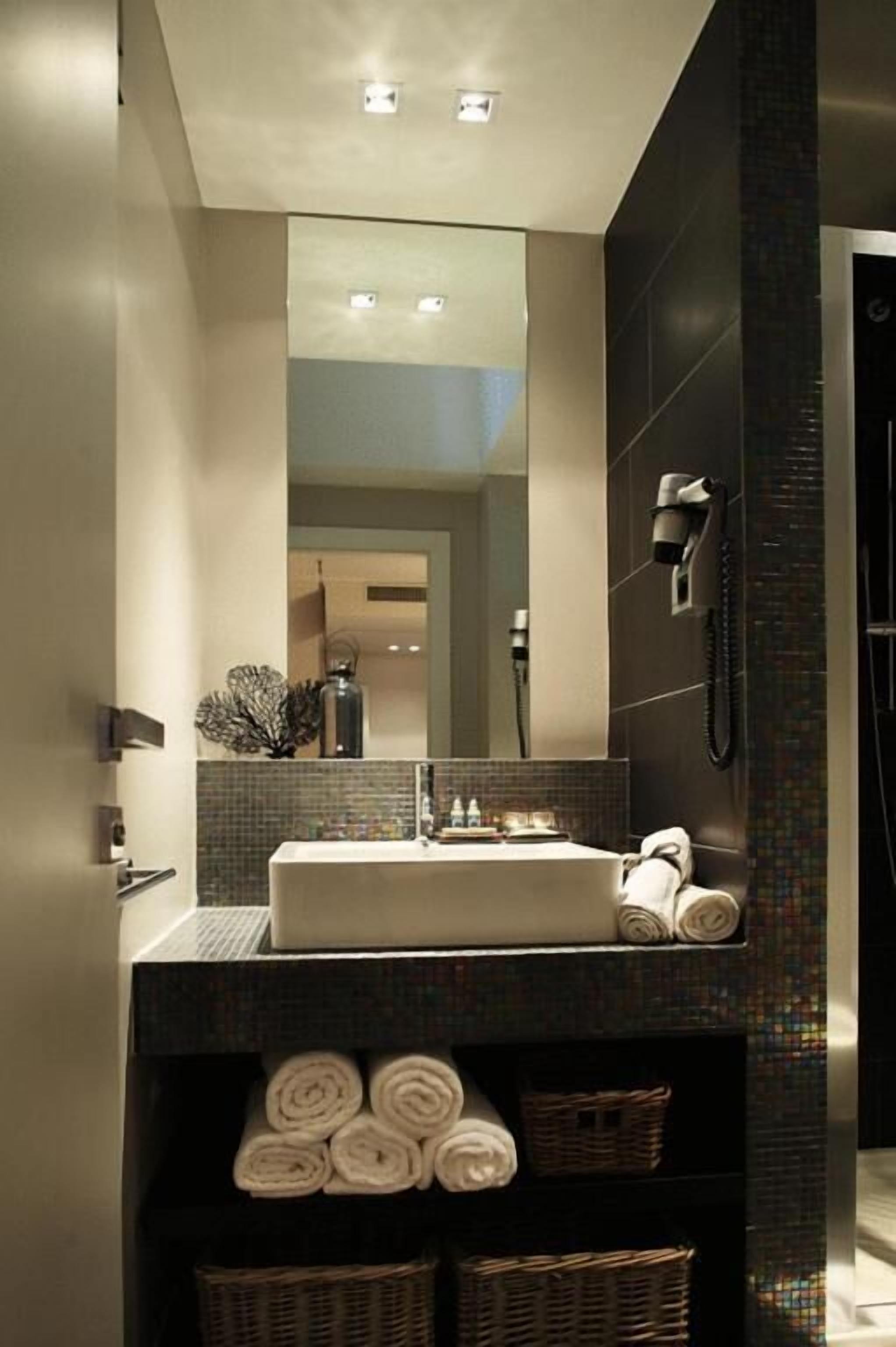 shower, hair dryer, bidet, towels