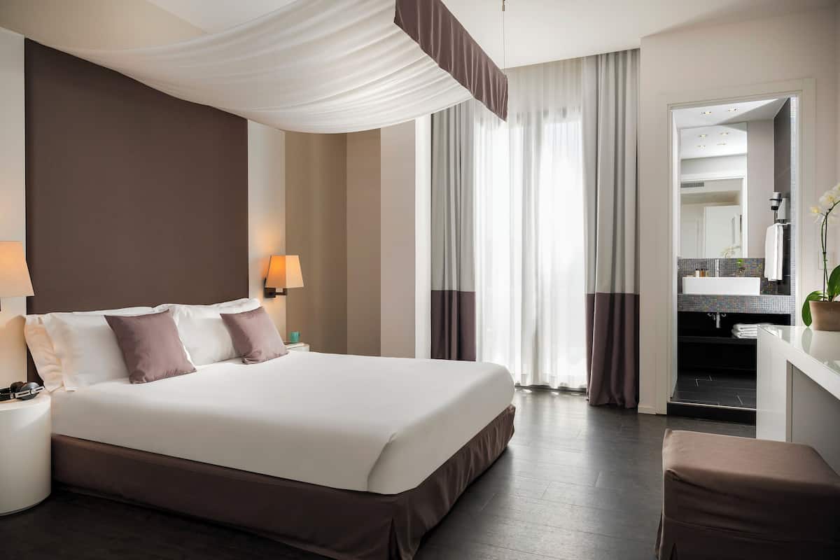 1 kamar tidur, minibar, brankas, dan meja kerja