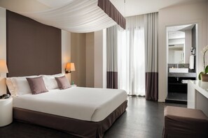 迷你吧、客房內保險箱、書桌、隔音