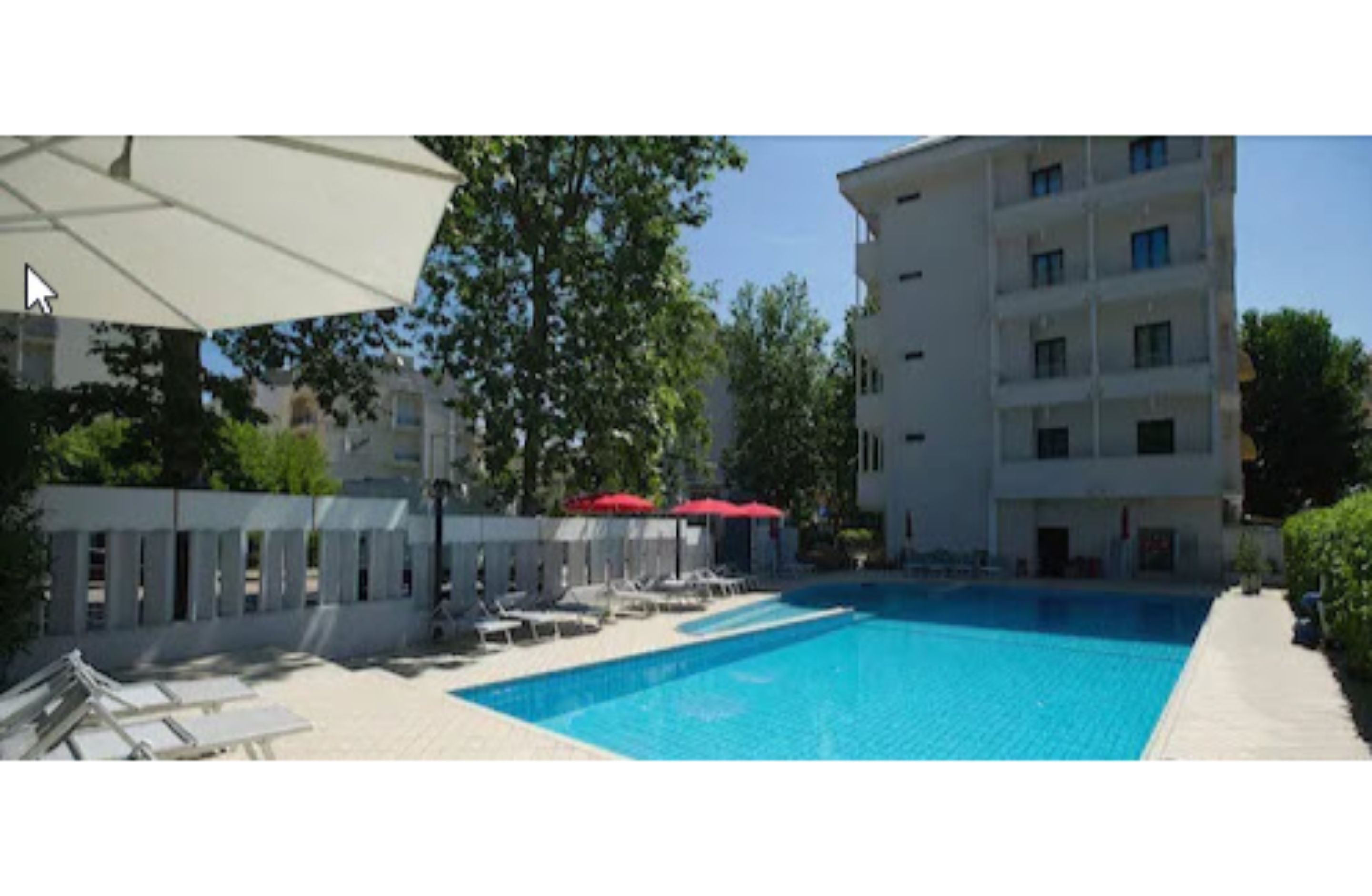 季节性开放的室外游泳池，日光浴躺椅