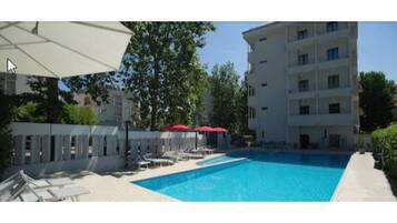 Außenpool (je nach Saison geöffnet), Liegestühle